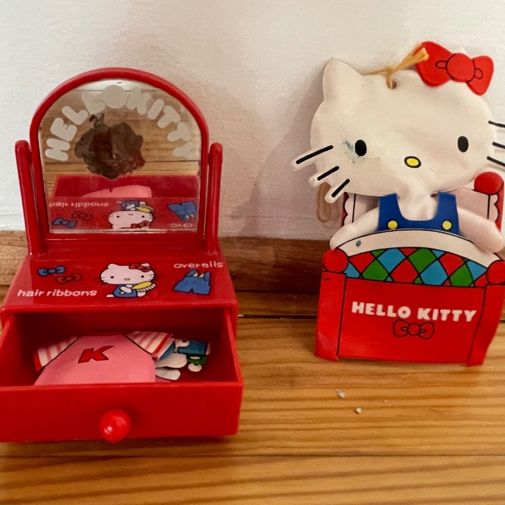Rare Vintage Hello Kitty Vanity with play set - 1976